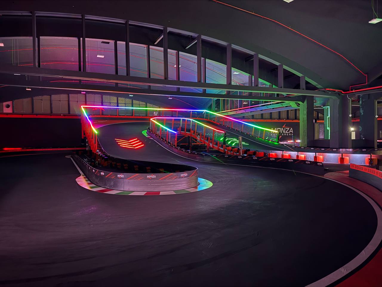 La pista indoor di Monza Kart Arena illuminata dalle luci LED