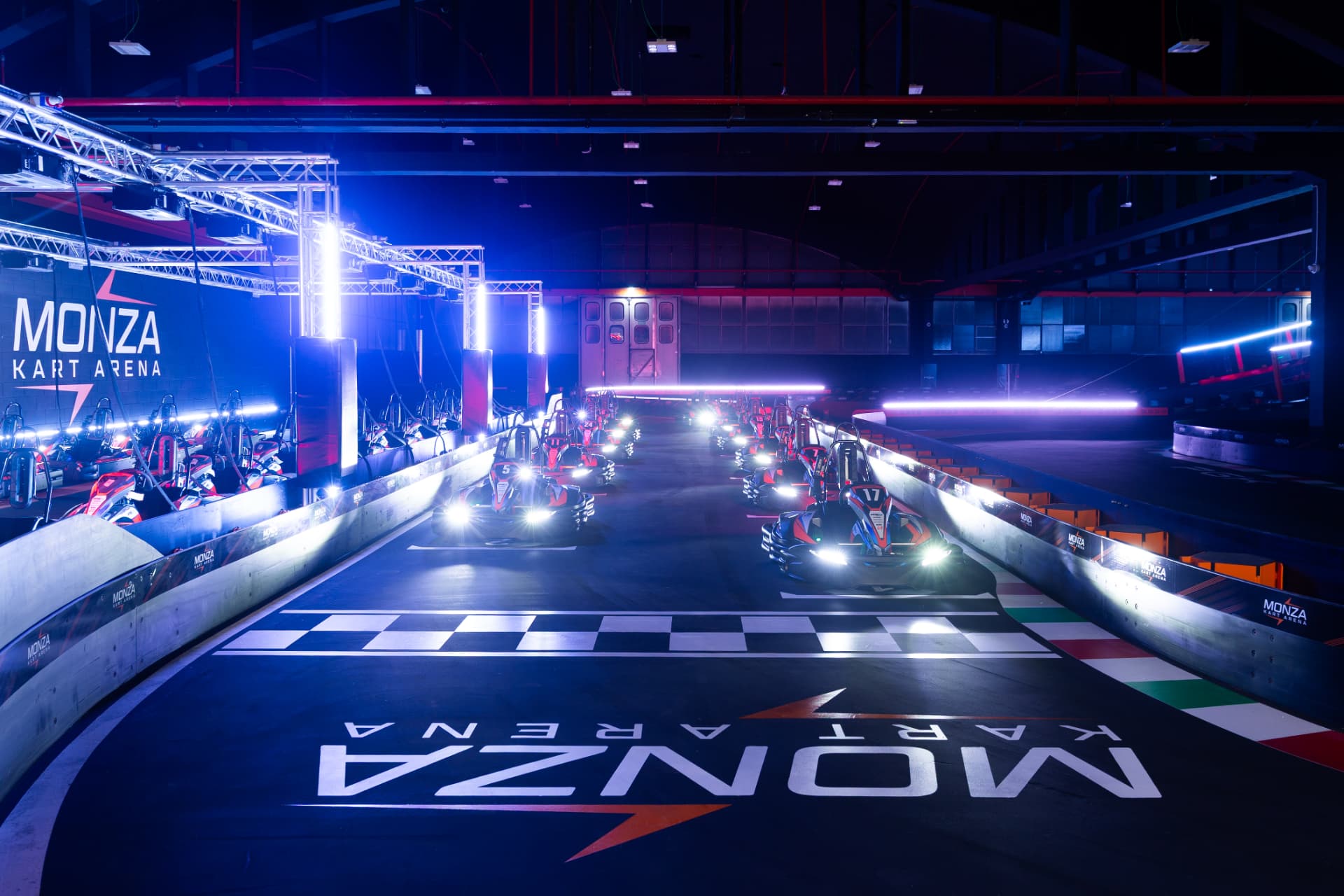Kart schierati sulla griglia di partenza a Monza Kart Arena