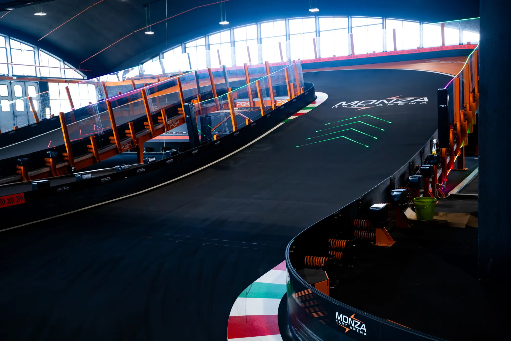 Sopraelevata con banking da 45° alla Monza Kart Arena